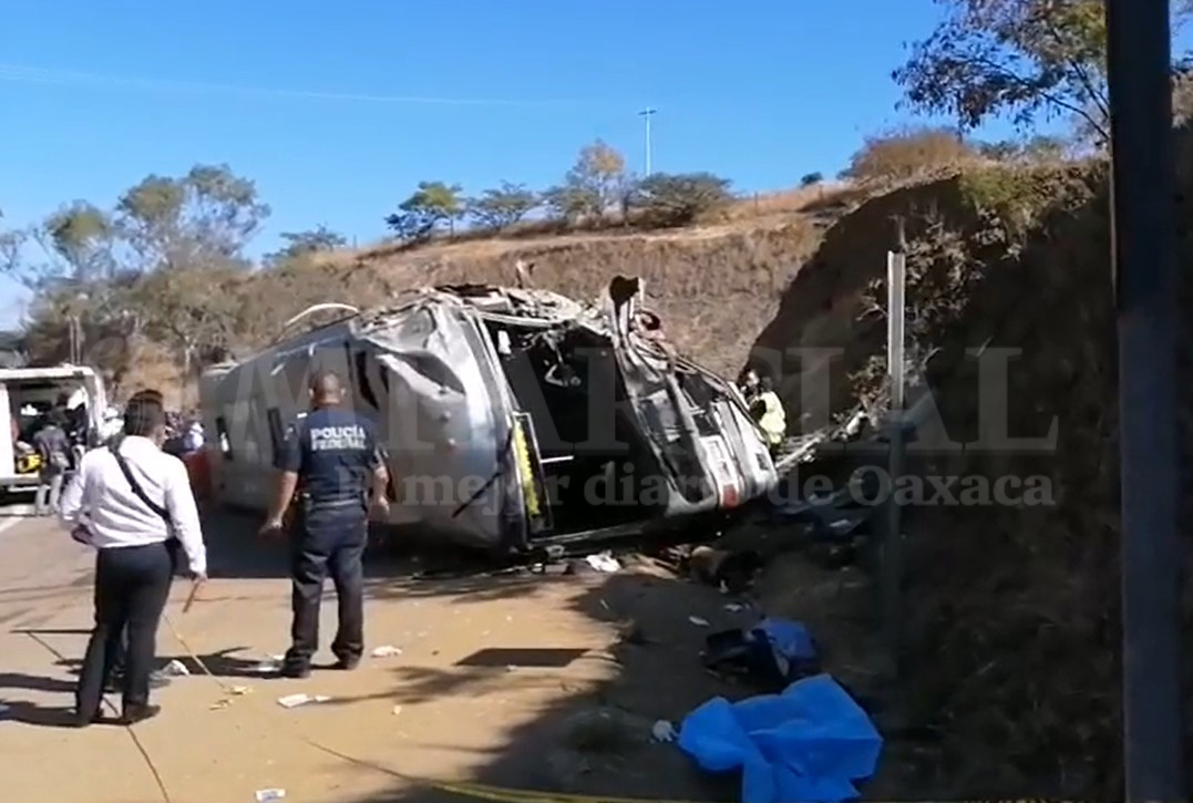 Autobús sin frenos y termina volcado en Huitzo; al menos 30 heridos y dos fallecidos | El Imparcial de Oaxaca