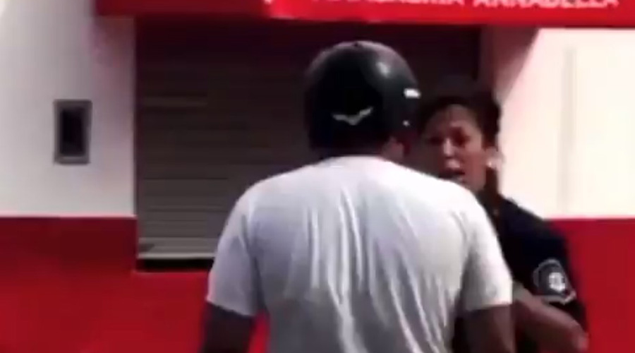 Video: Hombre da fuerte cachetada a mujer policía | El Imparcial de Oaxaca
