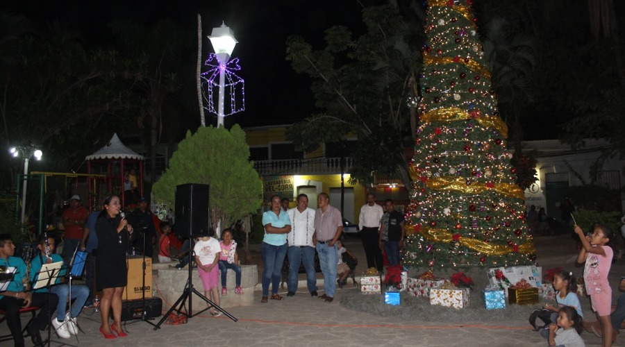 Encienden árbol de Navidad en Cuicatlán | El Imparcial de Oaxaca