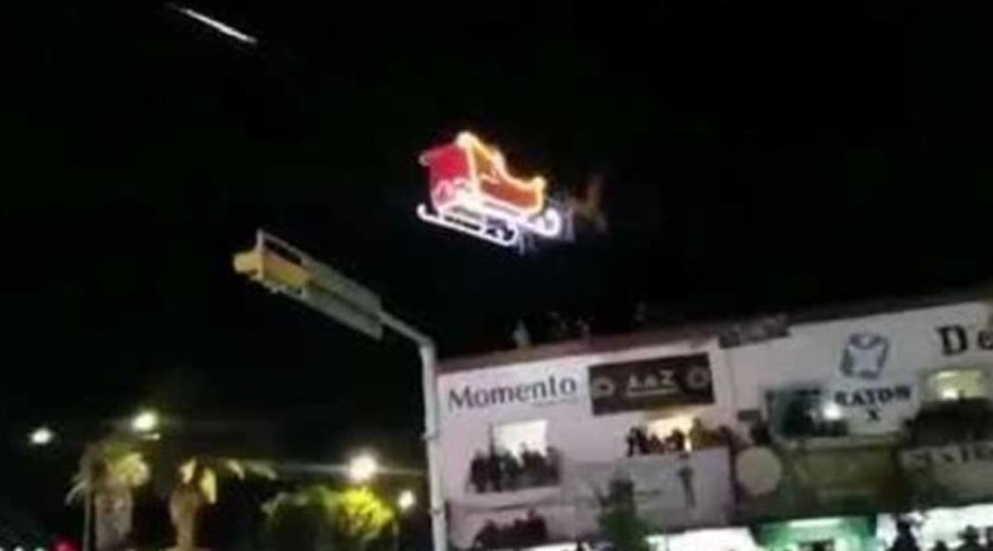 Video: El trineo de Papá Noel se estrella contra un edificio durante su visita a México