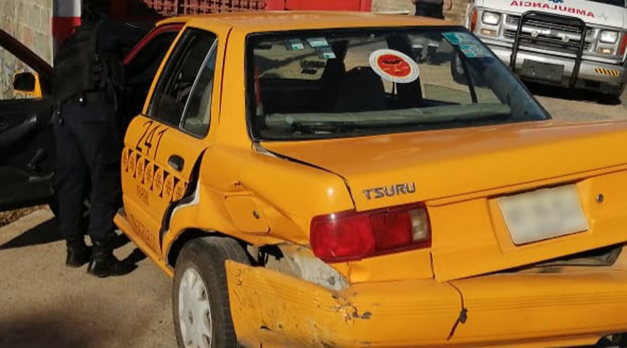 Taxista embiste a otro taxista en Salina Cruz