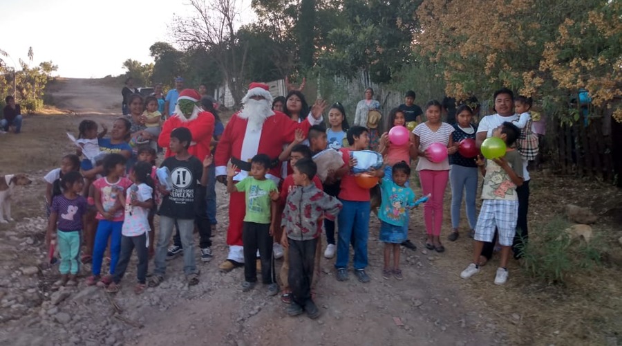 Lleva Santa Claus juguetes a niños de zonas marginadas