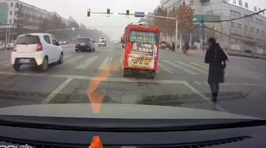 Video: Niño se salva de ser aplastado por un autobús
