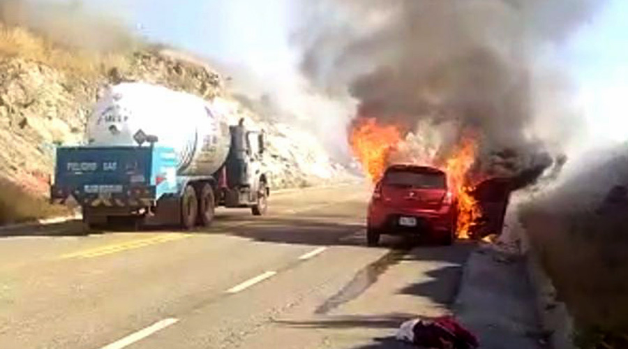 Se incendia vehículo en el libramiento de Ocotlán | El Imparcial de Oaxaca