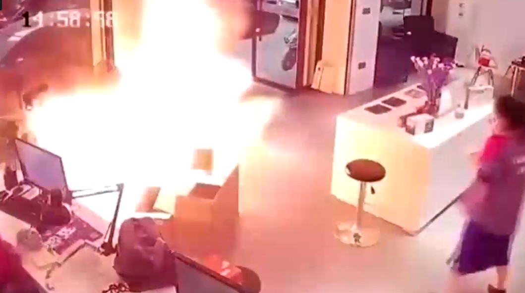 Video: Explota batería de auto eléctrico mientras se cargaba