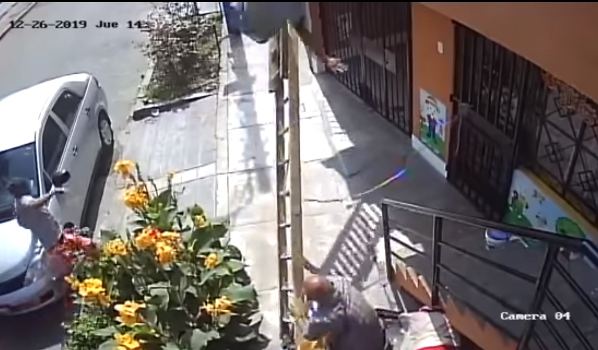 Video: Persona en silla de ruedas tira deliberadamente a pintor de lo alto de una escalera