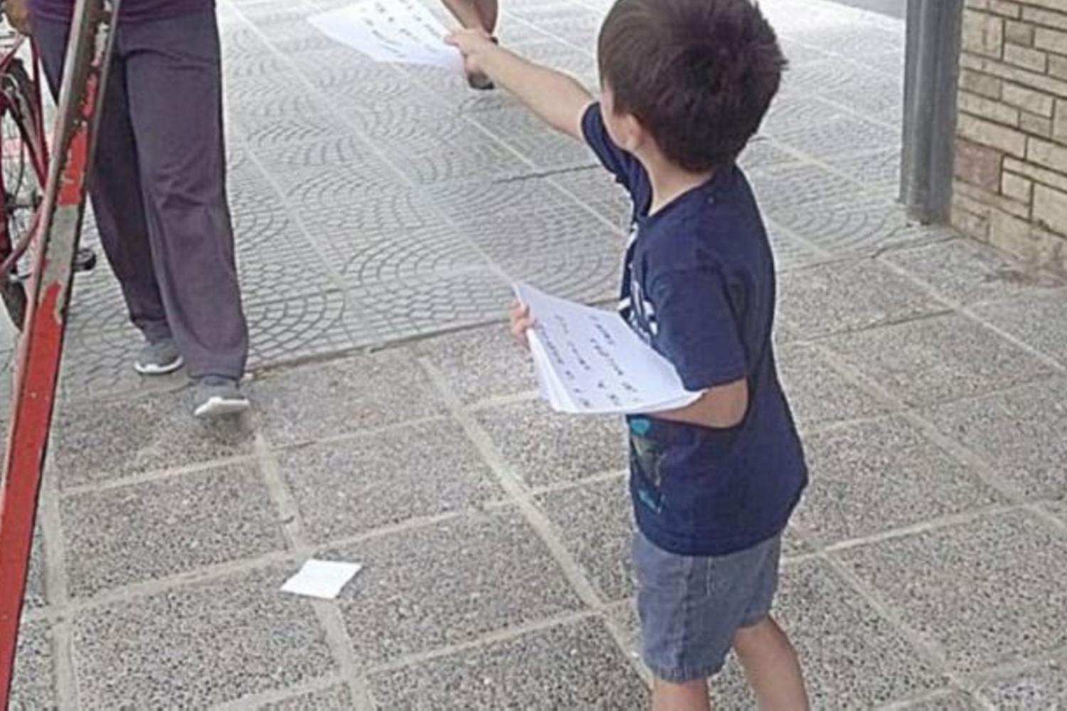 Niño escribe y reparte folletos contra pirotecnia por su amigo con autismo