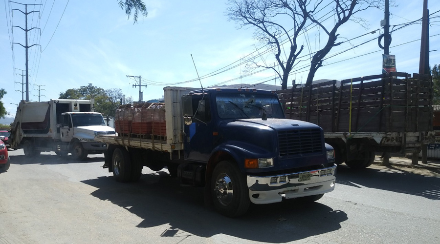 Mototaxista estampa su unidad contra un camión | El Imparcial de Oaxaca