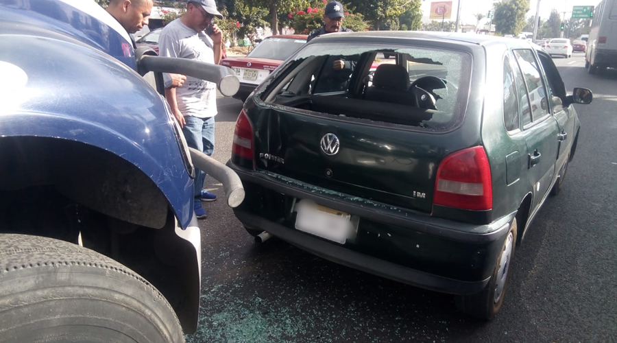 Camión policiaco embiste un auto en La Experimental | El Imparcial de Oaxaca