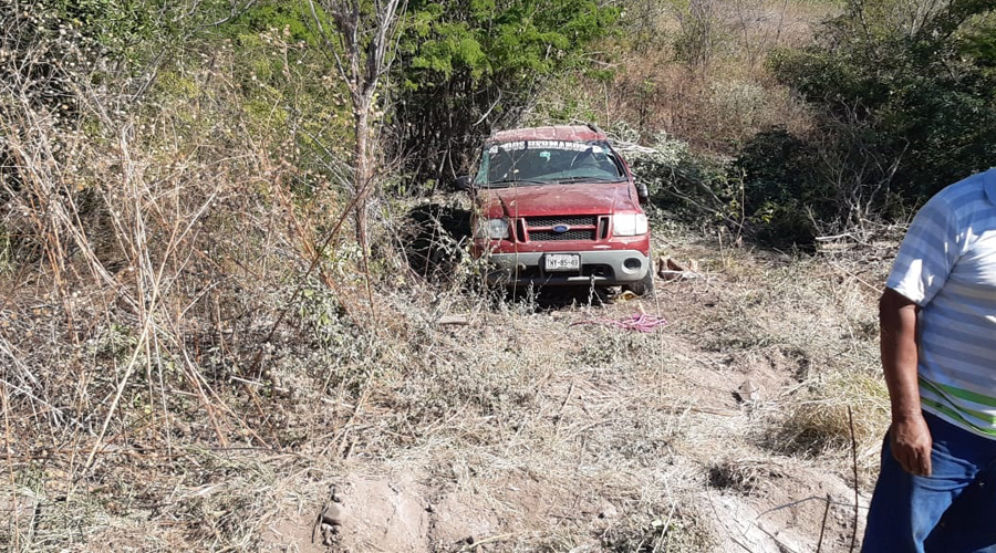 Camioneta sale del camino y vuelca aparatosamente en Tehuantepec | El Imparcial de Oaxaca