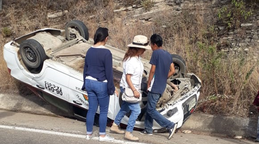 Taxista vuelca su unidad rumbo a Monte Albán | El Imparcial de Oaxaca