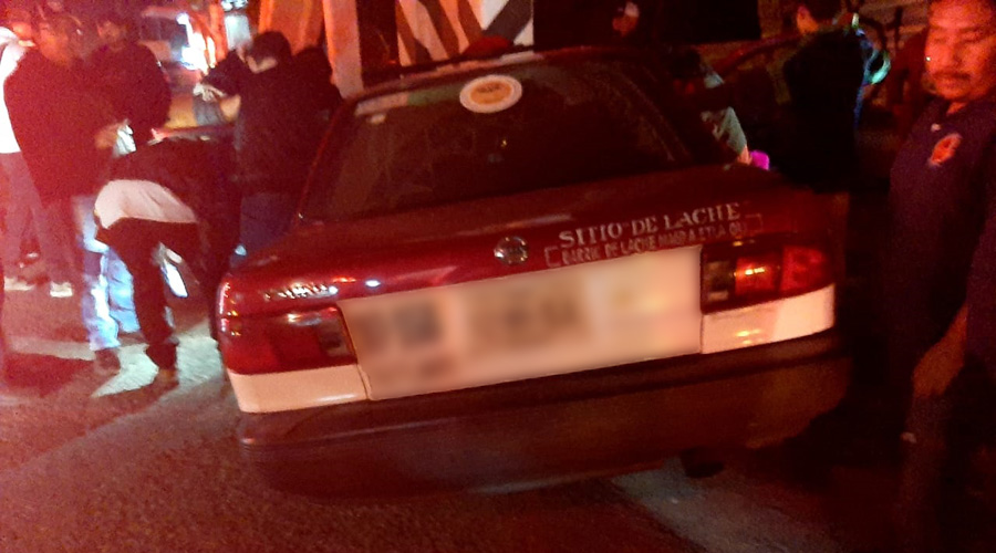 Taxista choca contra un muro en Pueblo Nuevo
