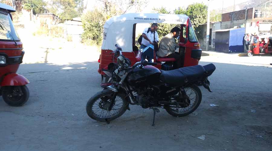 Urbanero arrolla a un motociclista y a su hija en la colonia Heladio