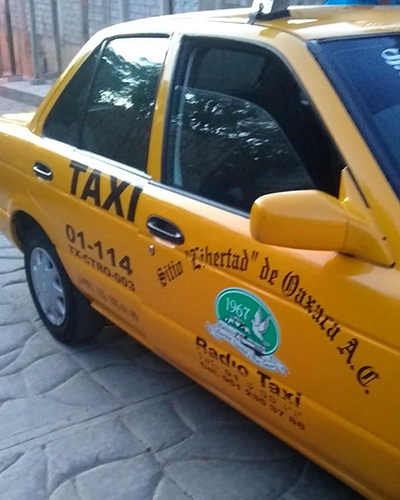 Atracan a taxista, le quitan el auto