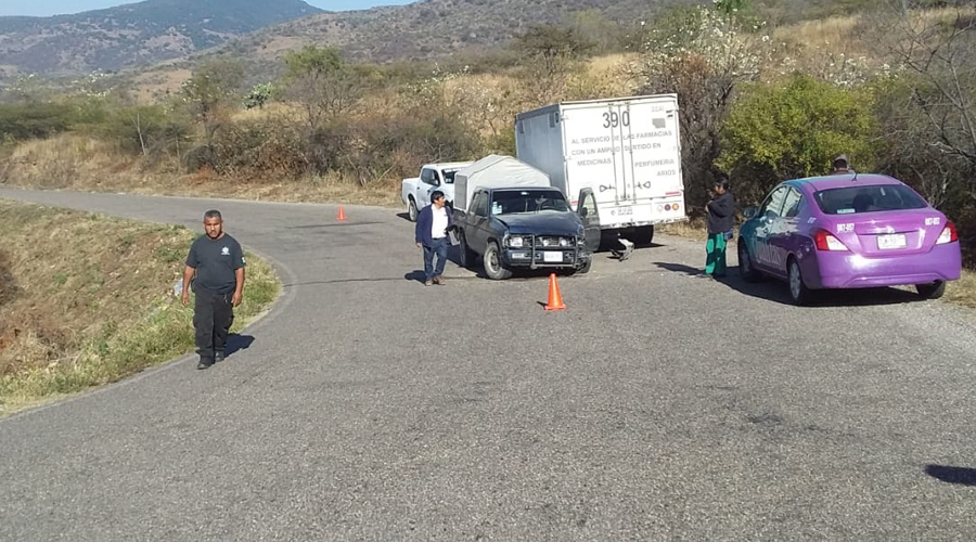 Camionetas chocan casi frontalmente | El Imparcial de Oaxaca