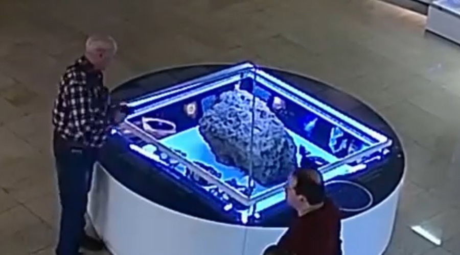 Video: inexplicablemente, vitrina de meteorito flota por sí sola en museo