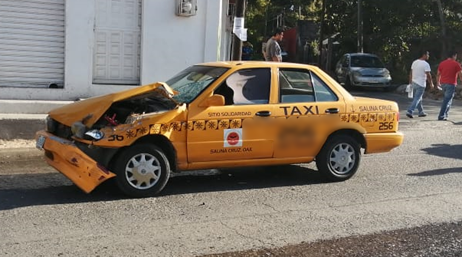Taxista embiste a otro taxista en Salina Cruz