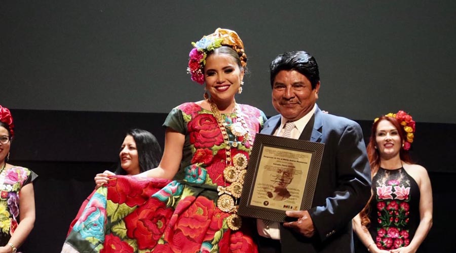 Salvador Flores recibe el Pergamino de Oro Andrés Henestrosa