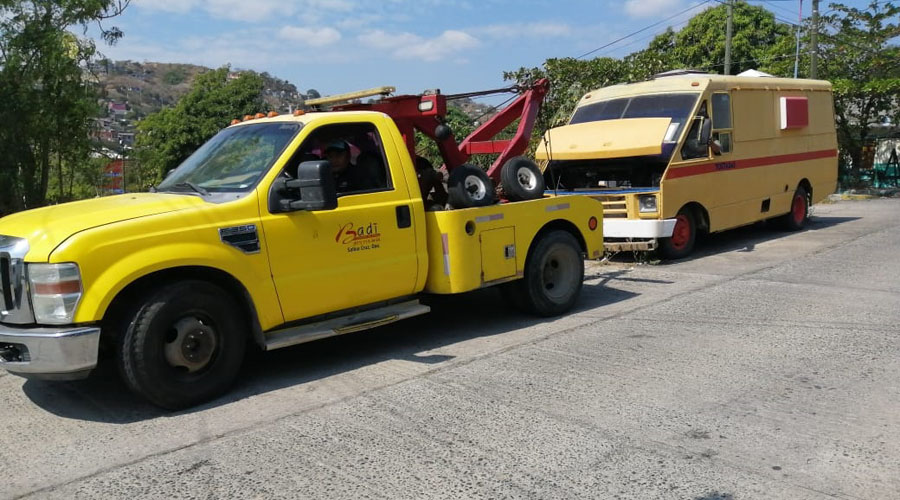 Levantan camión chatarra que obstruía el paso de estudiantes en Salina Cruz | El Imparcial de Oaxaca