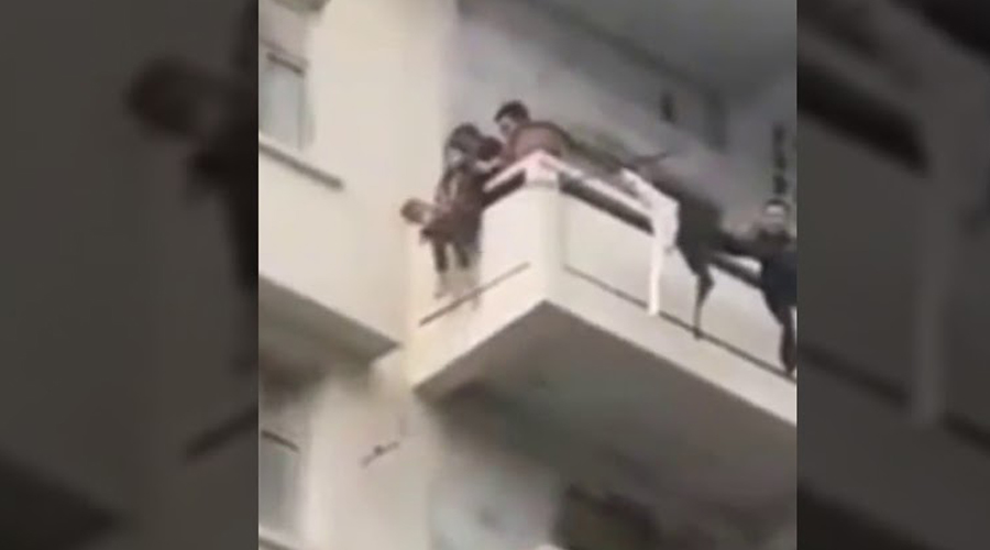 Video: Bajan con una cuerda a su nieto desde el quinto piso de un edificio para salvar a su gato