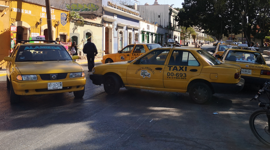 Bloqueando la capital, taxistas se niegan a pagar impuestos | El Imparcial de Oaxaca