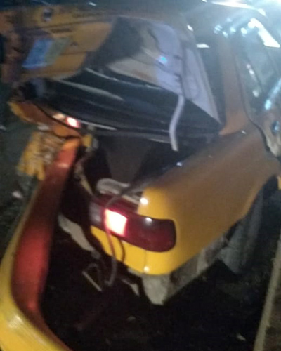 2 lesionados deja choque entre taxi y camioneta