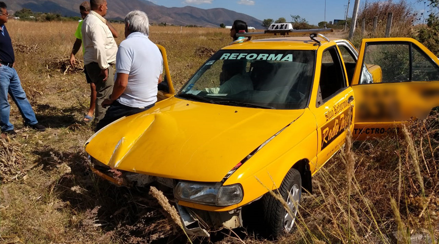 Se vuelca camioneta en Tlacolula