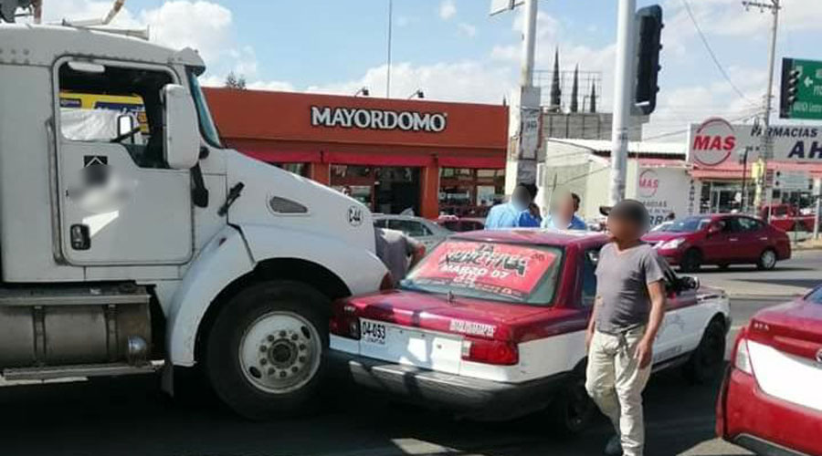 Taxi foráneo es impactado por camión tipo tortón en símbolos patrios | El Imparcial de Oaxaca