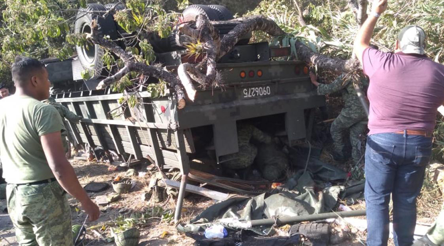 Fatal volcadura de militares en la carretera a Ixtlán