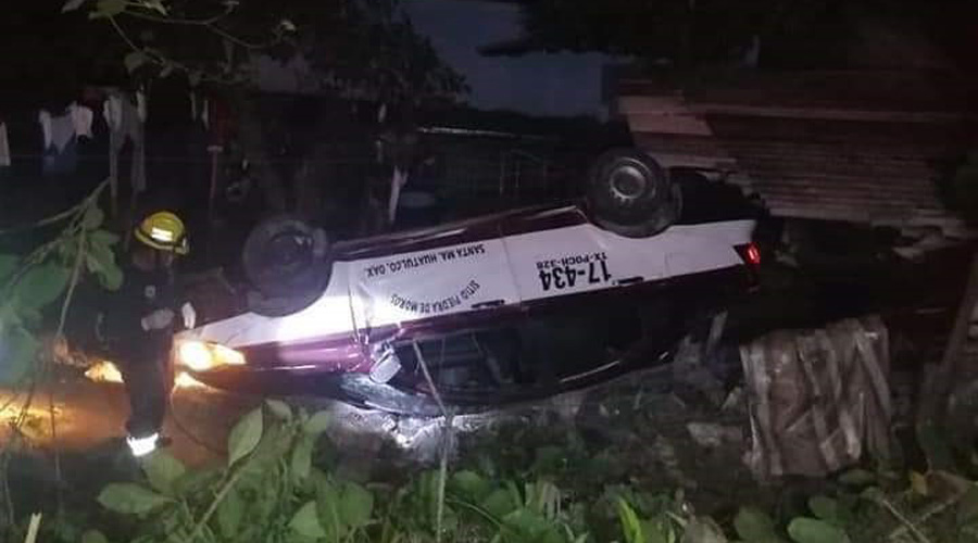 Vuelca taxi en la federal 200, tramo Coyula-Huatulco
