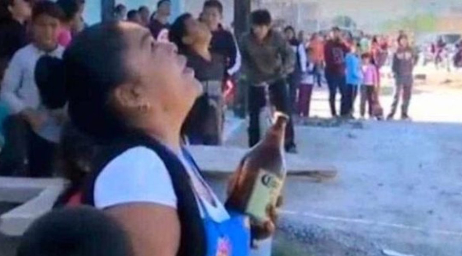 Mujer intenta evitar el suicidio de un hombre, le ofrece una caguama | El Imparcial de Oaxaca