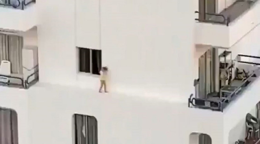 Video: Niña pone en peligro su vida al caminar sobre el borde de un edificio