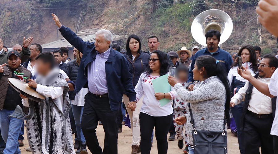 Ofrece AMLO terminar caminos en Oaxaca en 2023
