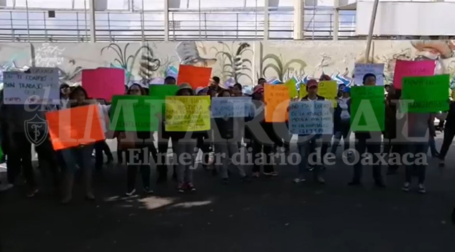 Empleados del Seguro Popular se manifiestan en Derechos Humanos | El Imparcial de Oaxaca