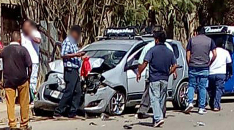 Automovilista se estrella detrás de una camioneta en Viguera | El Imparcial de Oaxaca