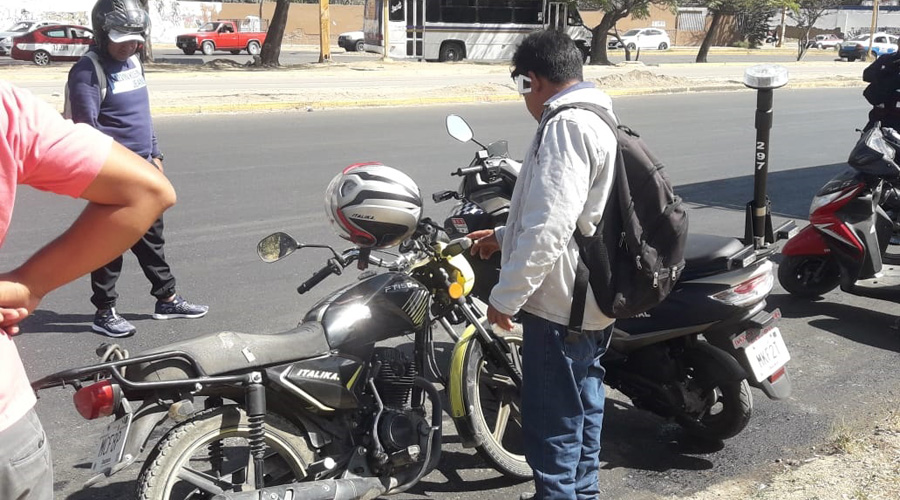 Urbanero derriba a un motociclista | El Imparcial de Oaxaca