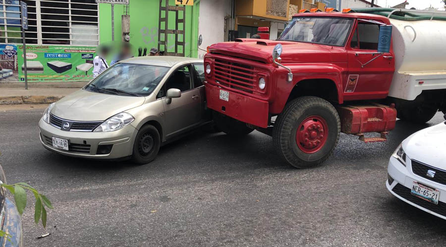 Pipero embiste automóvil sobre avenida Ferrocarril | El Imparcial de Oaxaca