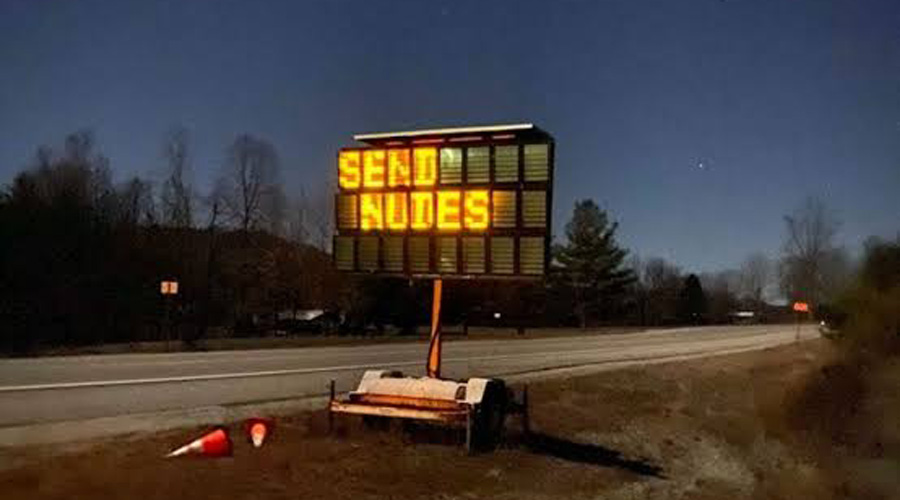 Hackean señal de tránsito en carretera y piden enviar “desnudos”