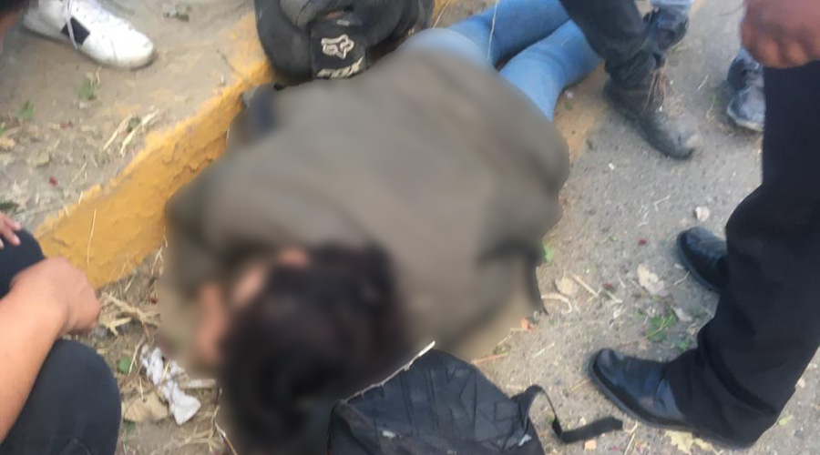 Mujer sale proyectada, al derrapar en moto en Viguera | El Imparcial de Oaxaca