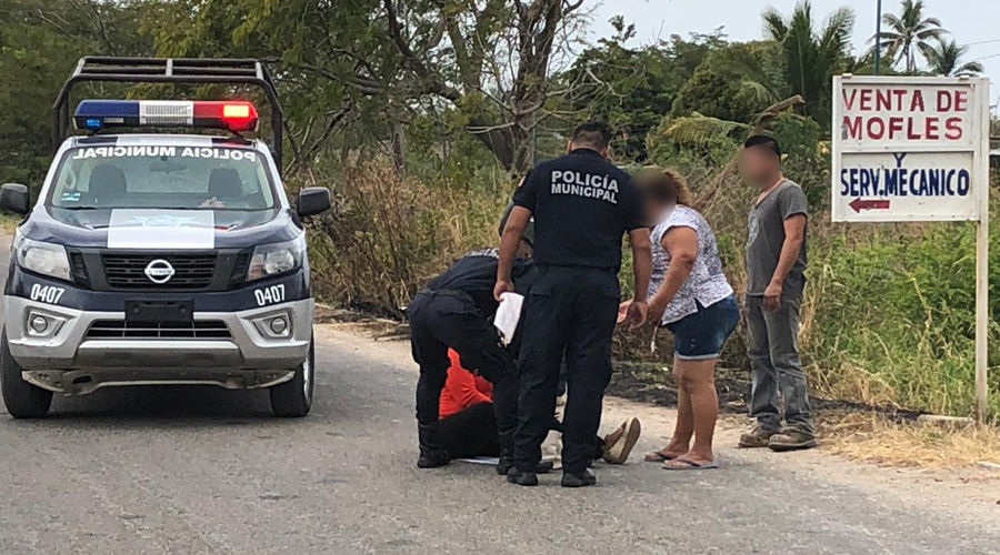 En Juchitán a bordo de una motocicleta una mujer que iba junto con sus dos hijos derrapa violentamente | El Imparcial de Oaxaca
