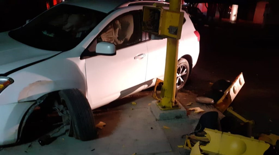 No hacen alto en crucero y chocan aparatosamente