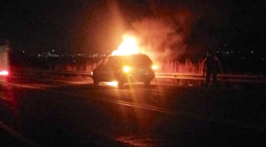 Se incendia vehículo | El Imparcial de Oaxaca