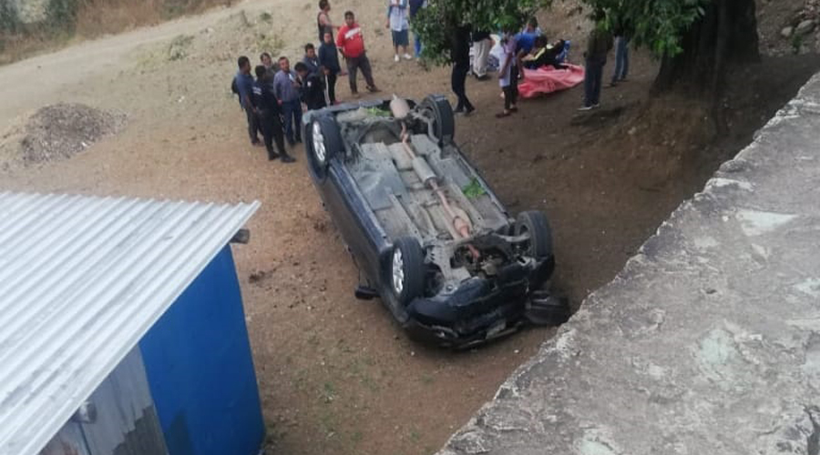 Camioneta cae a un barranco en Huayápam