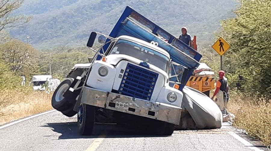 Camión de carga se parte en dos en Tehuantepec | El Imparcial de Oaxaca