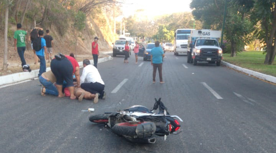 Motociclistas derrapan en la Costa
