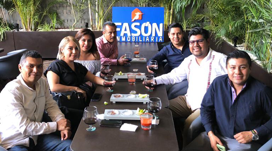Muestras de compañerismo en desayuno de fin de año