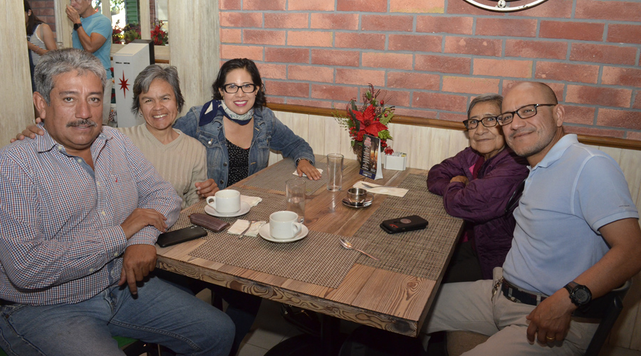 Se reúnen en familia para celebrar por el 2020 | El Imparcial de Oaxaca