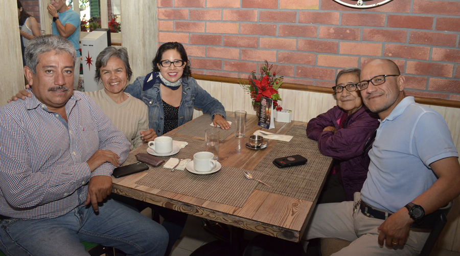 Se reúnen en familia para celebrar por el 2020