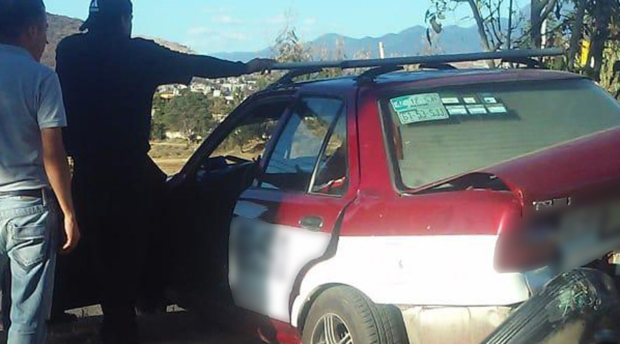 Taxi de Cuilápam es impactado por atrás | El Imparcial de Oaxaca