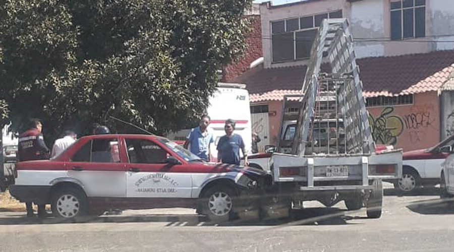 Taxista estrella su unidad detrás de una camioneta | El Imparcial de Oaxaca